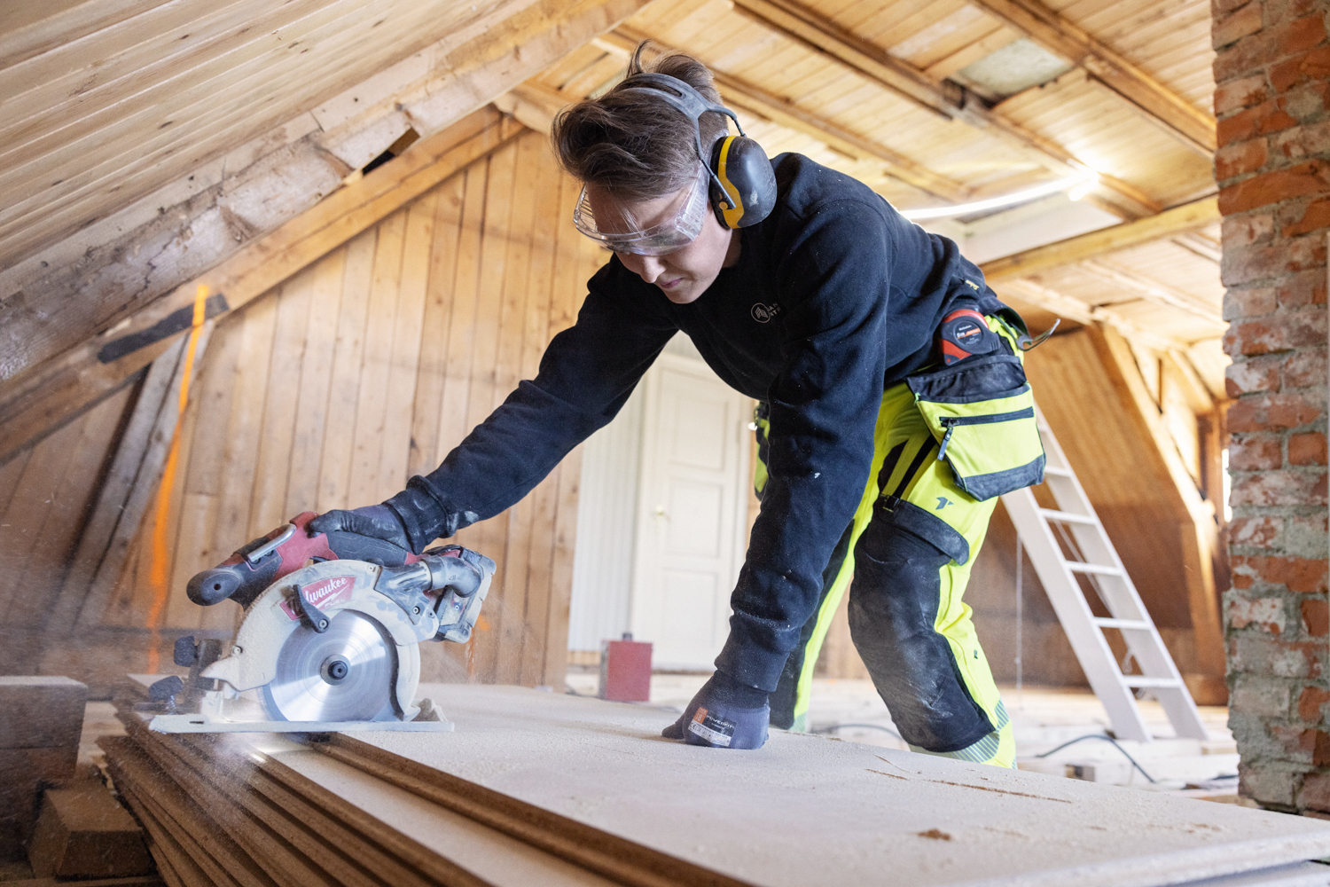 Situasjonsbilde av kutting av treplanker.