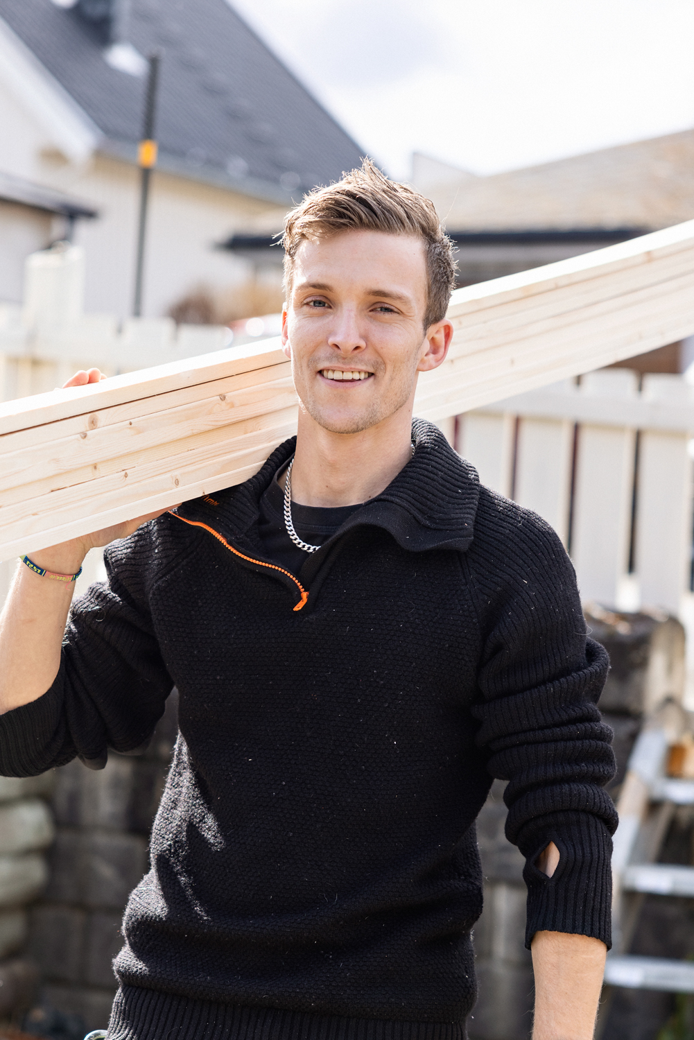Ansattbilde av ung mann som jobber i hus under konstruksjon av hus