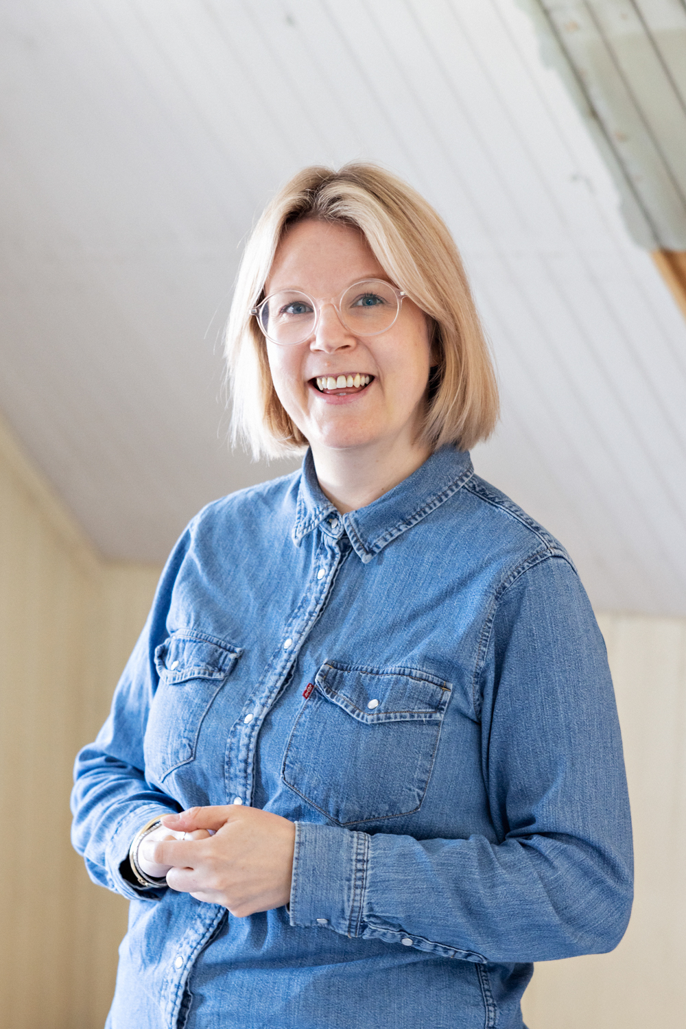 Portrett av en kvinne som ser i kamera