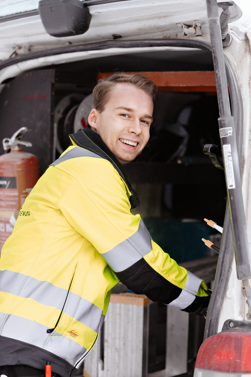 Ung mann plukker utstyr fra en bil