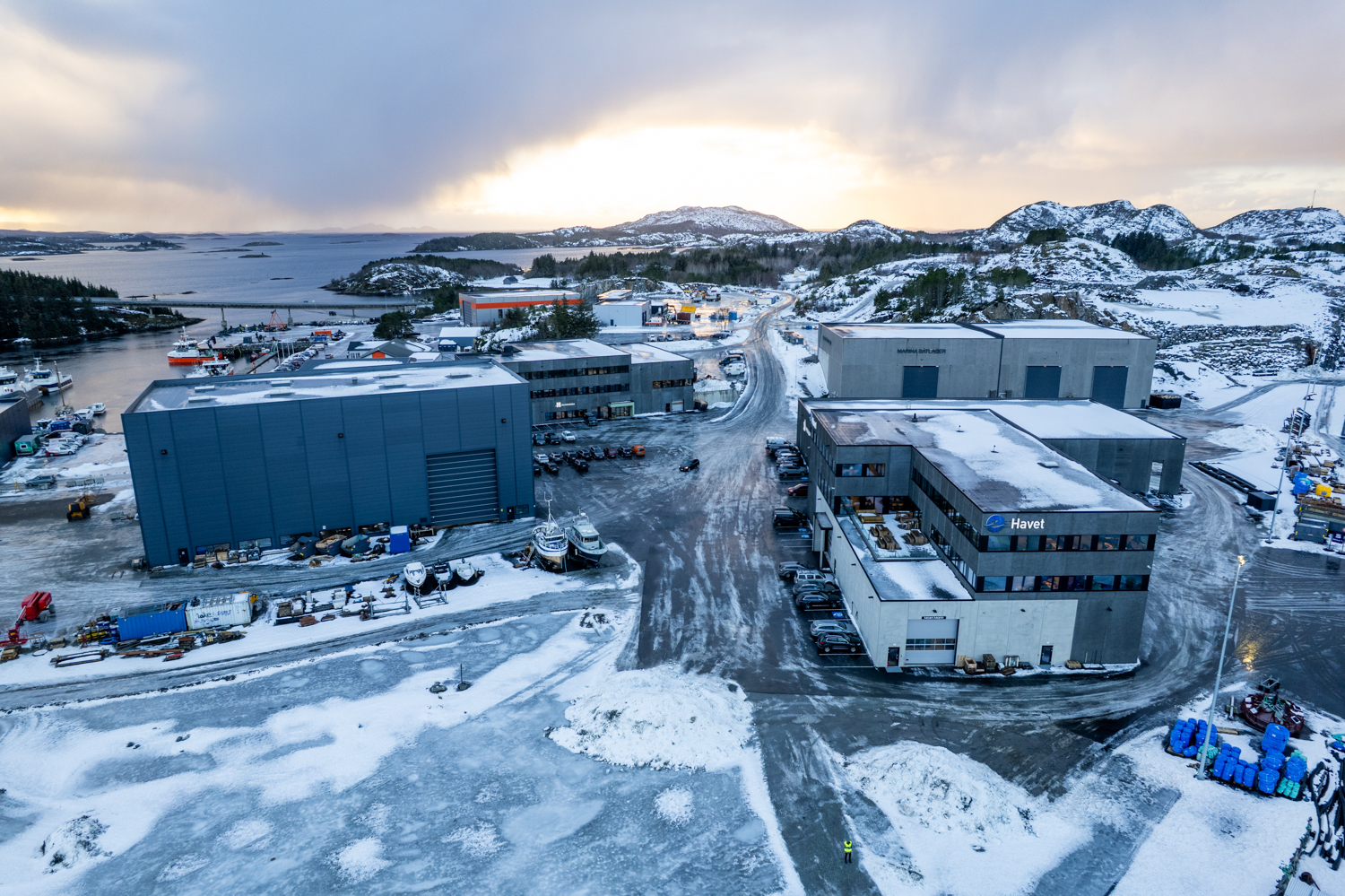 Dronefoto av en industriell plass på et havneområde