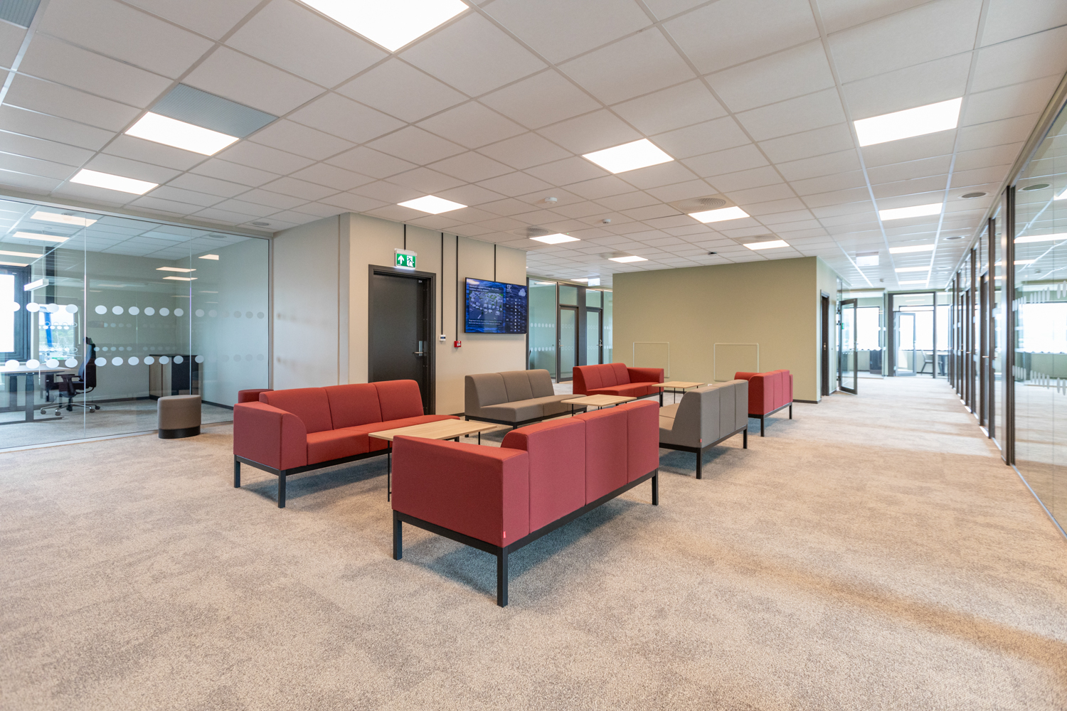 Oversiktsbilde av et fellesområde i et kontorlandskap