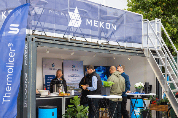 Mekon sin messe utendørs under AquaNor.