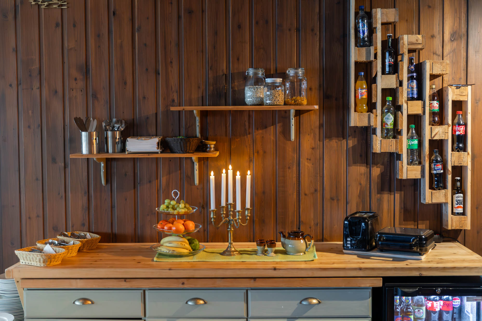 Spiseområde inne på en gjestegård