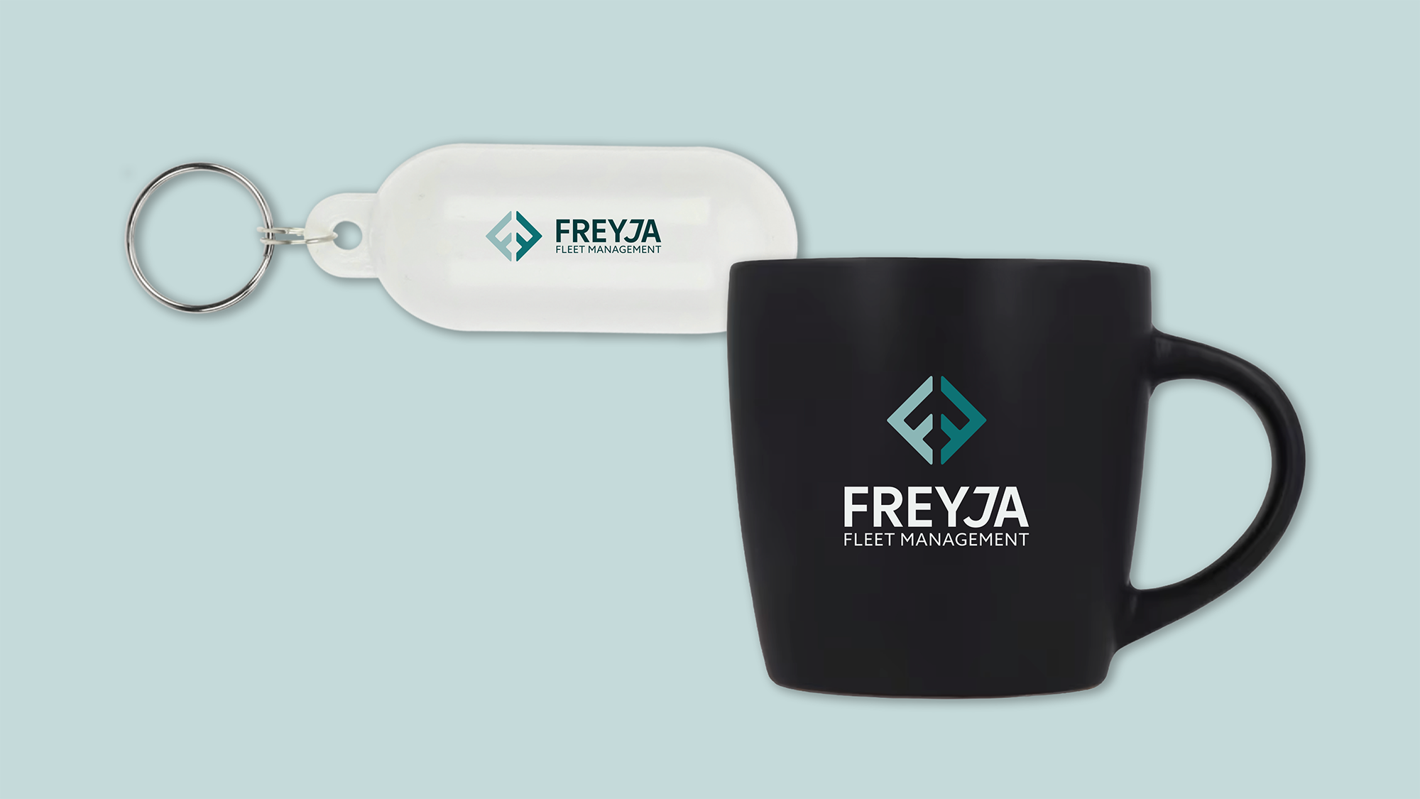 Mockup av et krus og en nøkkelring med logo
