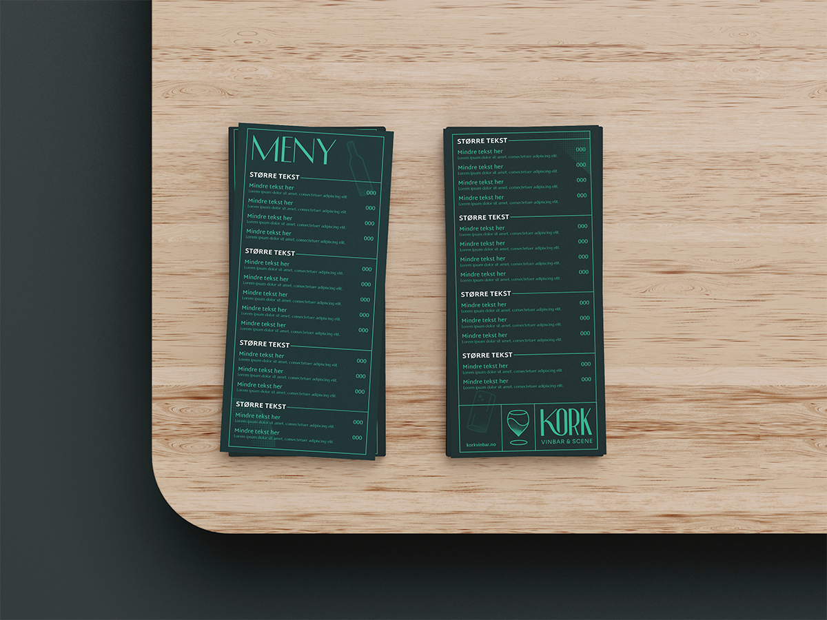 Mockup av en vinmeny for Kork Vinbar, trebord i bakgrunnen.
