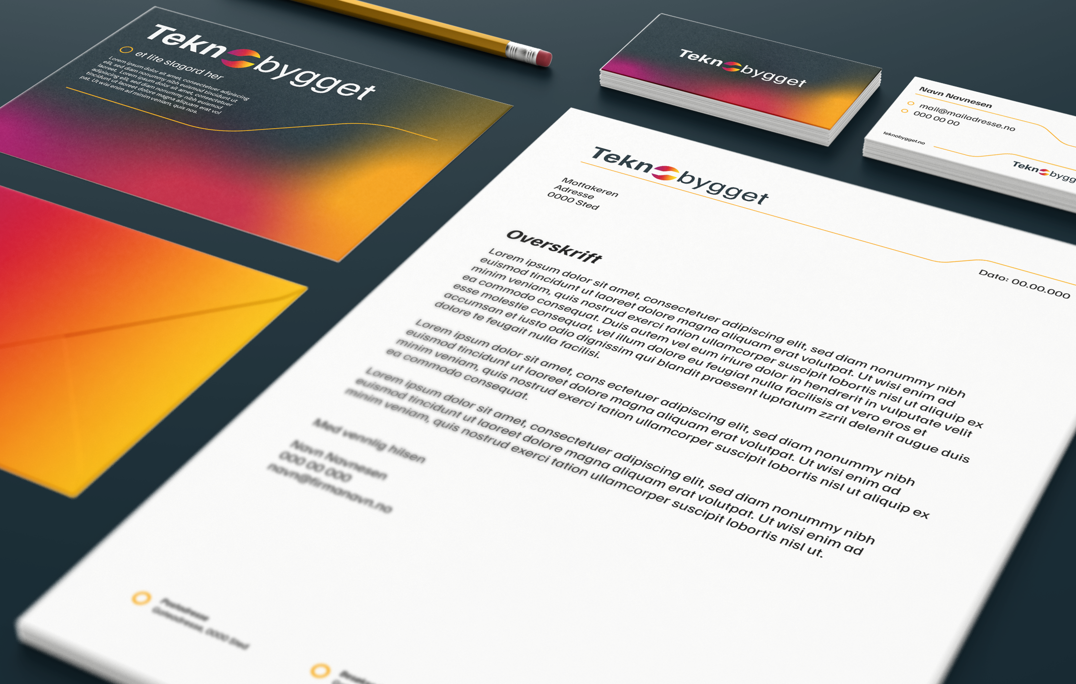 Mockup av diverse trykksaker som visittkort, penner og konvolutter.