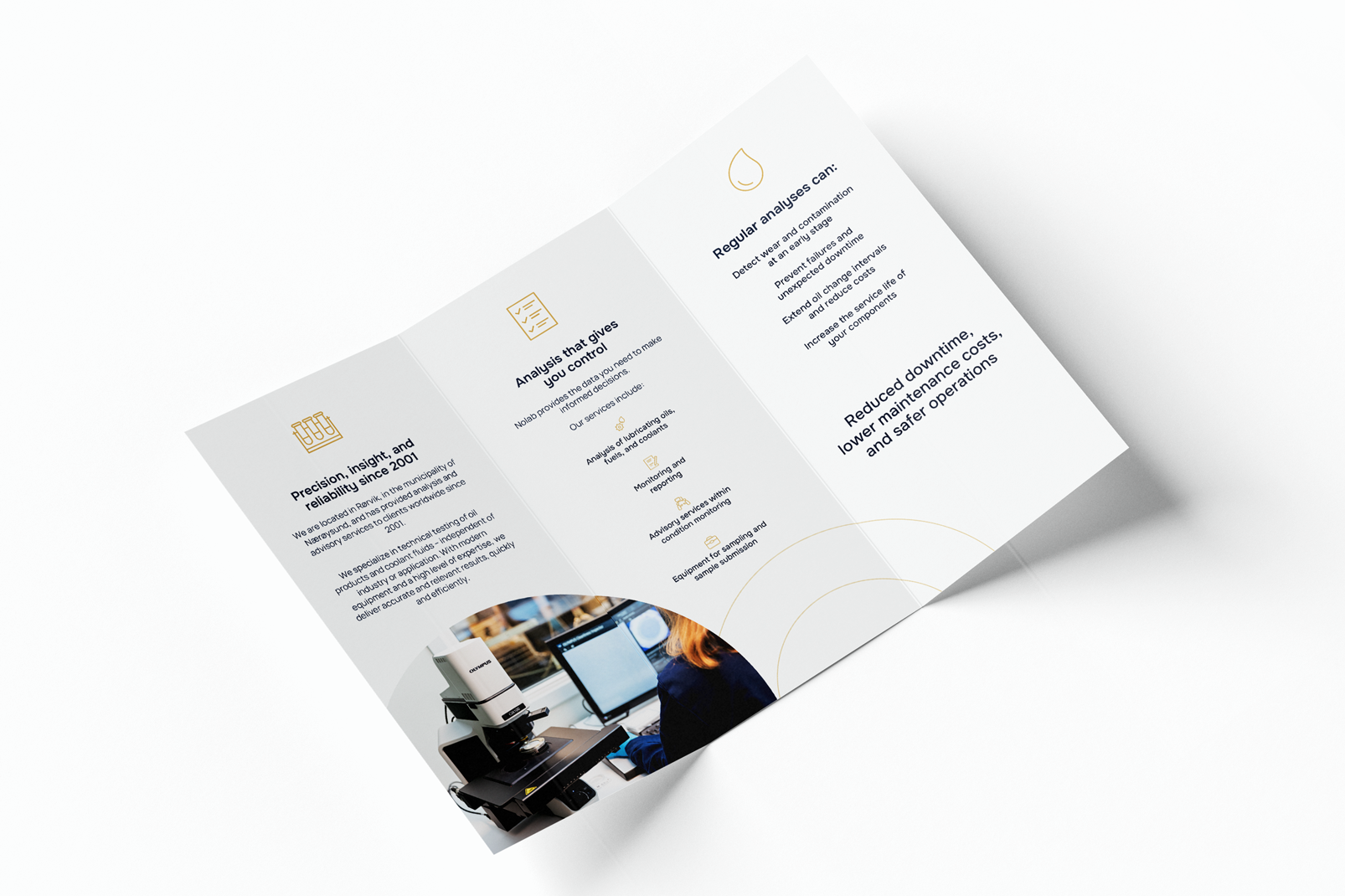 Mockup av en brosjyre som ligger på en hvit bakgrunn