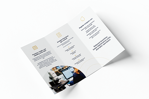 Mockup av en brosjyre som ligger på en hvit bakgrunn