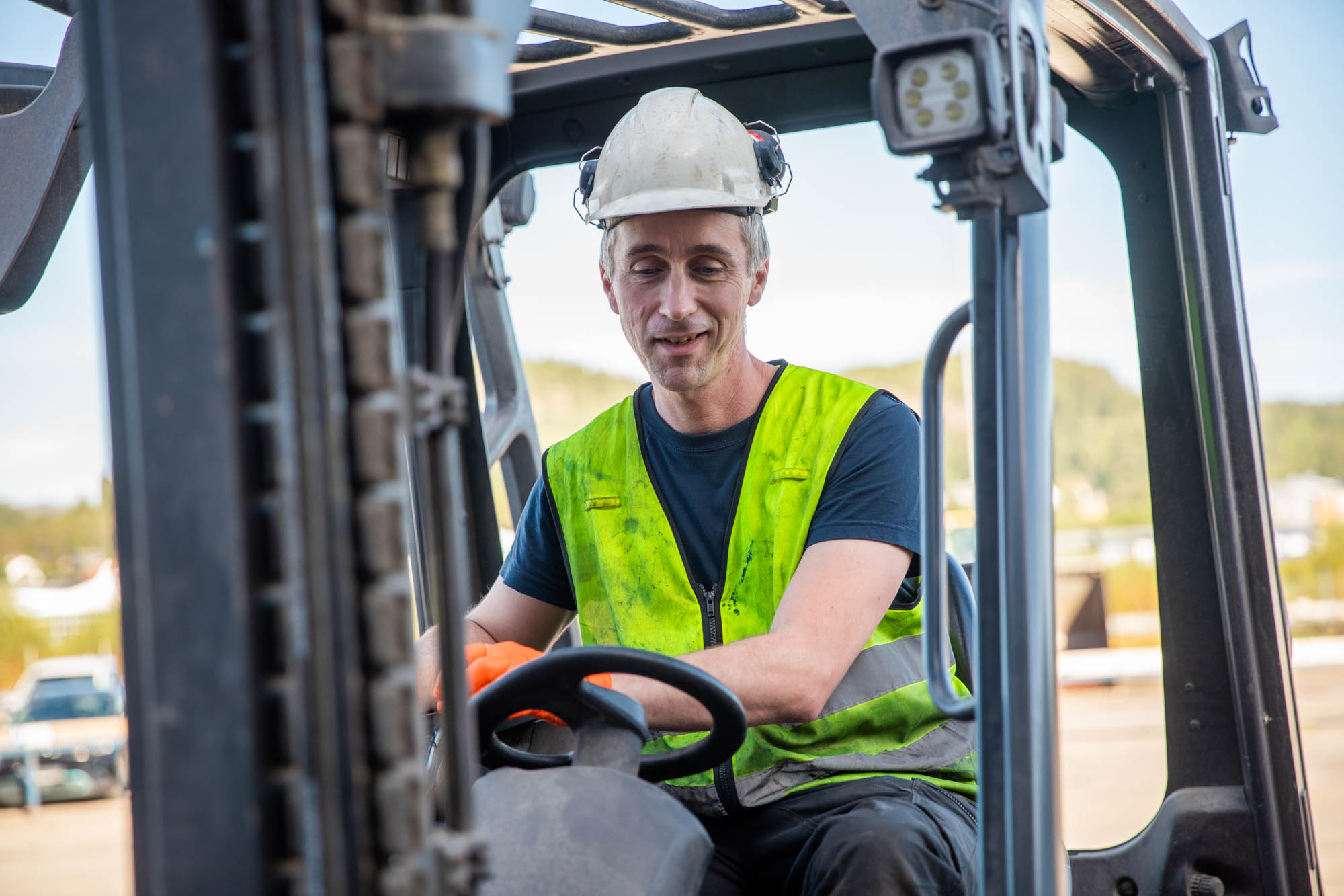 En mann sitter inni en truck utendørs