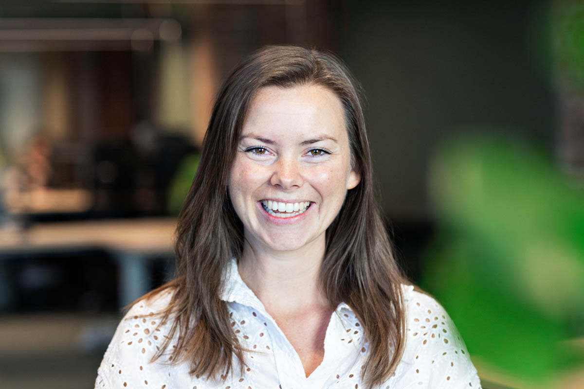 Portrettbilde av en kvinne som smiler til kamera.
