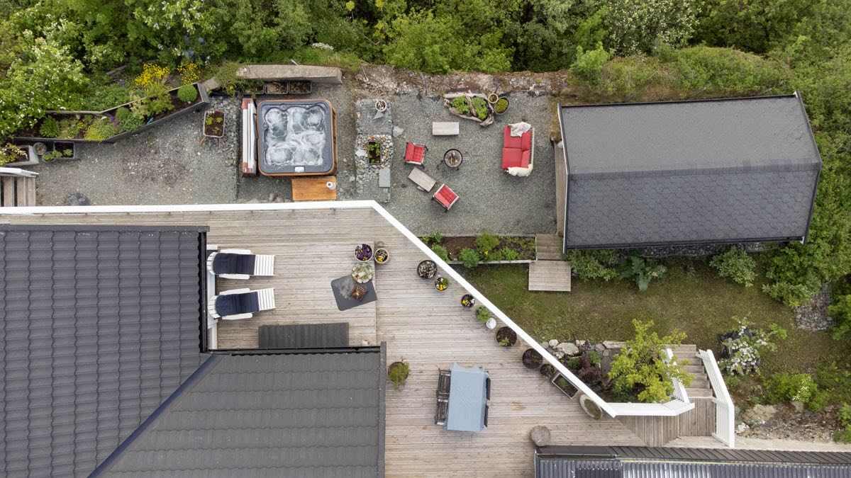 Dronefoto over en tomt.