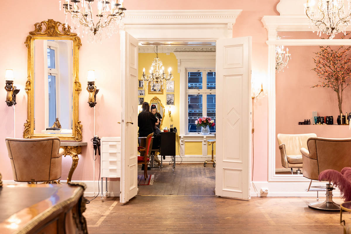 Interiørbilde av en frisørsalong i klassisk stil