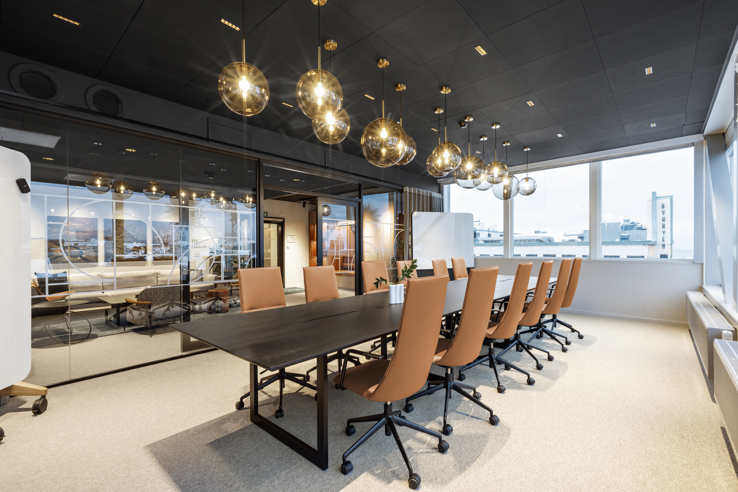 Oversiktsbilde av et moderne møterom