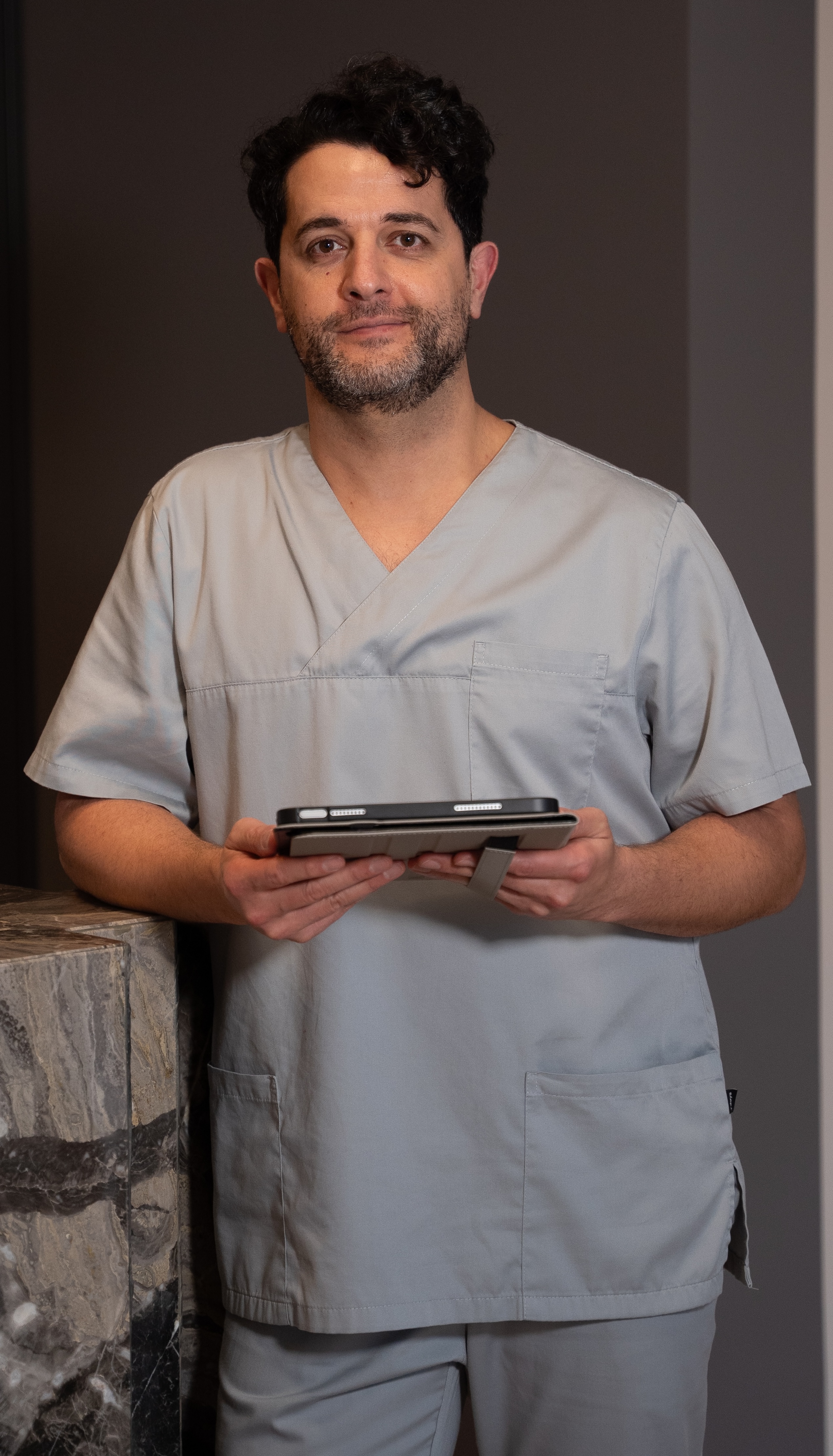 Dr. Roushan in OP-Kleidung mit Tablet