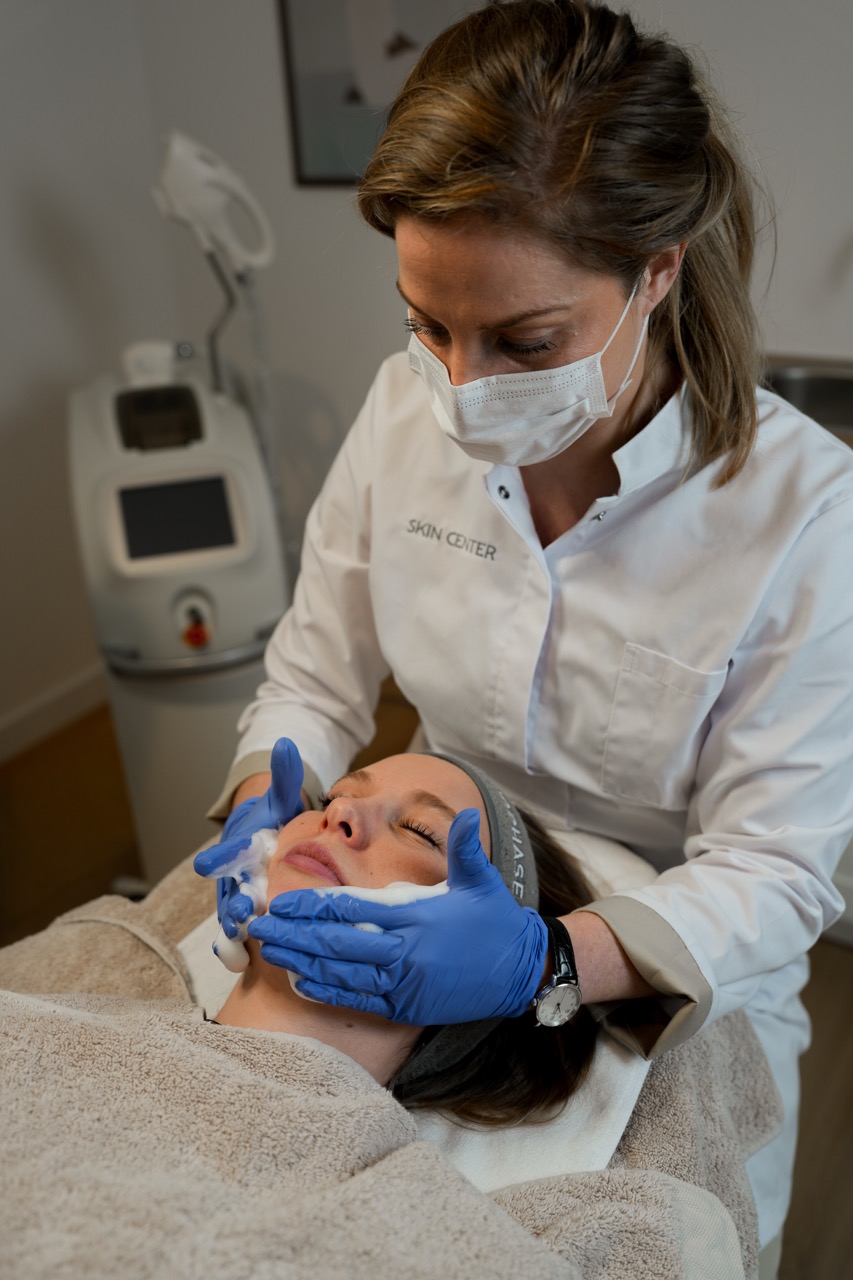 huid reinigen door huidtherapeut