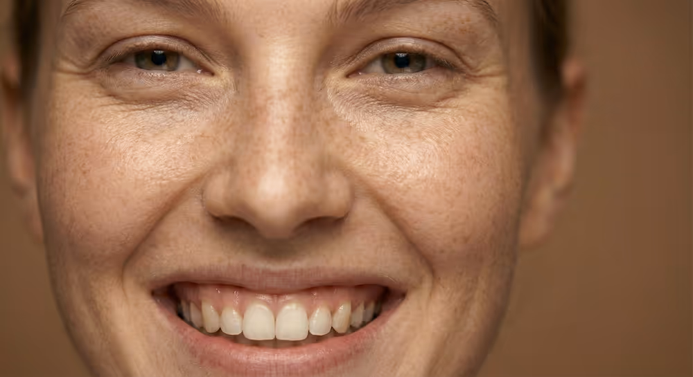 Porträt einer glücklichen Frau mit einem natürlichen, strahlenden Lächeln und vitaler Ausstrahlung