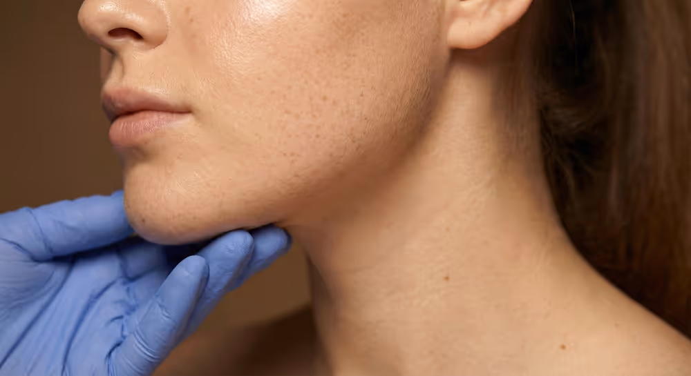 Entspannte Frau mit frischem Teint, die Wohlbefinden und Hautgesundheit ausstrahlt.