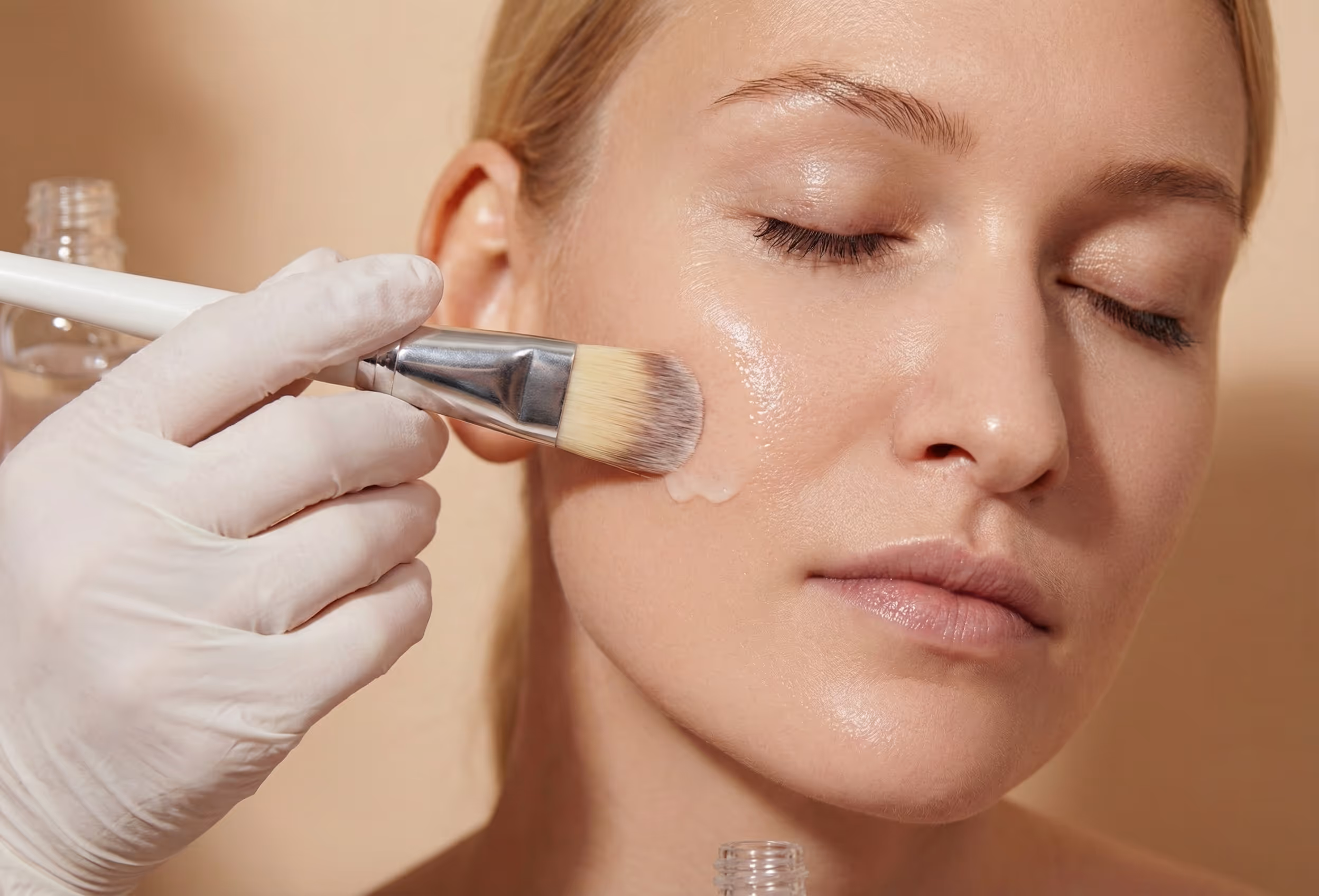 Patientin während einer nicht-chirurgischen ästhetischen Hautbehandlung