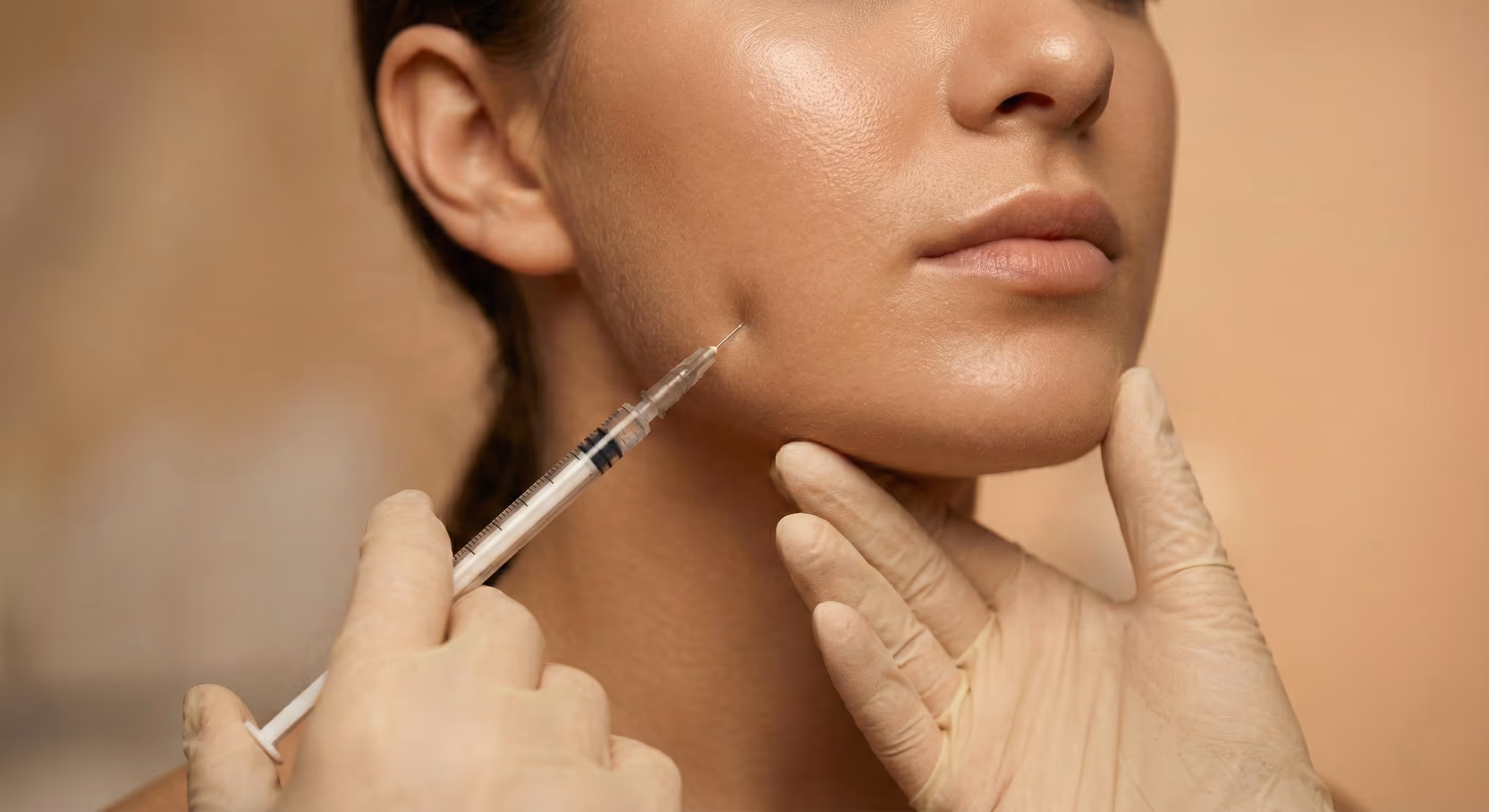 Injektion in den Kiefermuskel zur Behandlung von Zähneknirschen (Bruxismus) und zur Verschmälerung der Gesichtskontur.