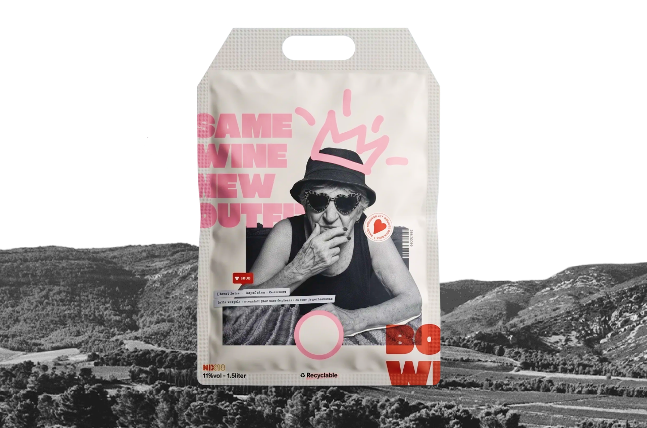 Bowi wine pouch designed by Digitalmakers, set against a black and white vineyard landscape