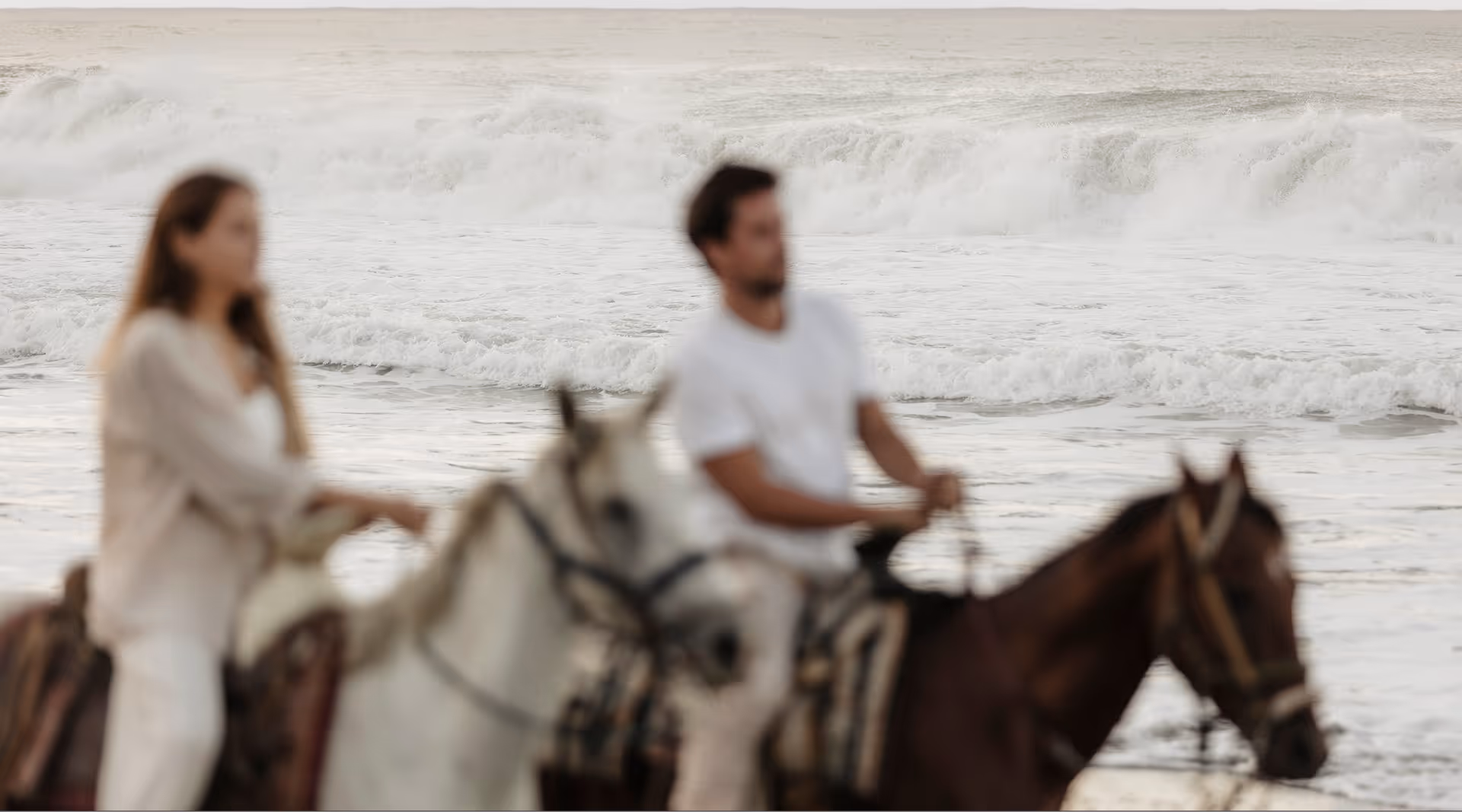 Pareja disfrutando de paseos a caballo en la playa frente al hotel La Valise Los Cabos en México.