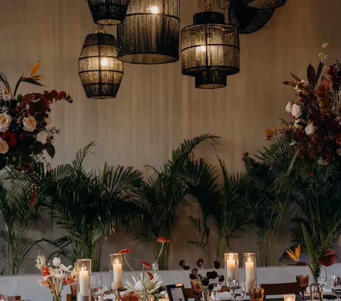 Cena elegante y romántica en La Valise Los Cabos con linternas colgantes, velas y arreglos florales tropicales.