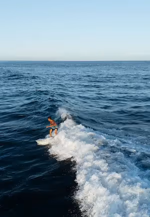 Actividad acuática y vista de las olas de color azul celeste durante una estancia en el hotel La Valise Los Cabos.