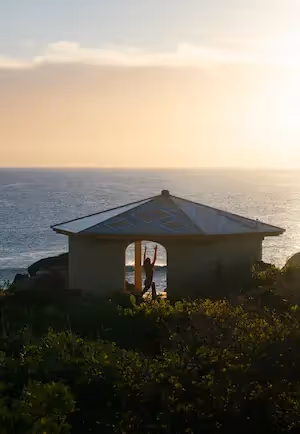 Pabellón de yoga frente al mar al atardecer en La Valise Los Cabos.