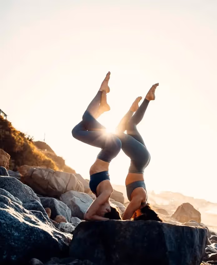 Detalle arquitectónico del hotel La Valise Los Cabos con una gran puerta circular de metal y muebles de madera hechos a mano.