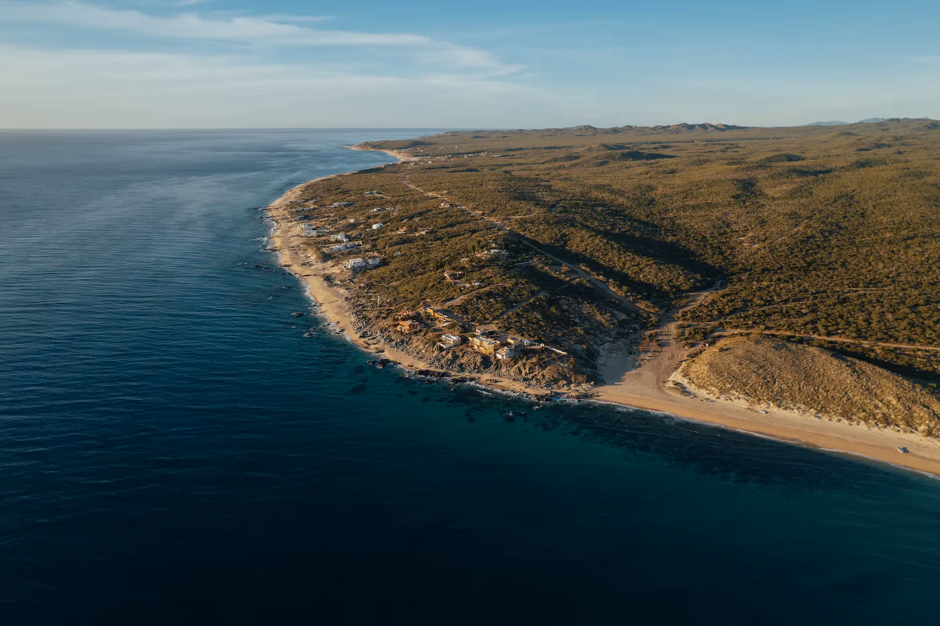 Vista aérea de la escarpada costa y el Océano Pacífico que rodean el hotel La Valise Los Cabos.