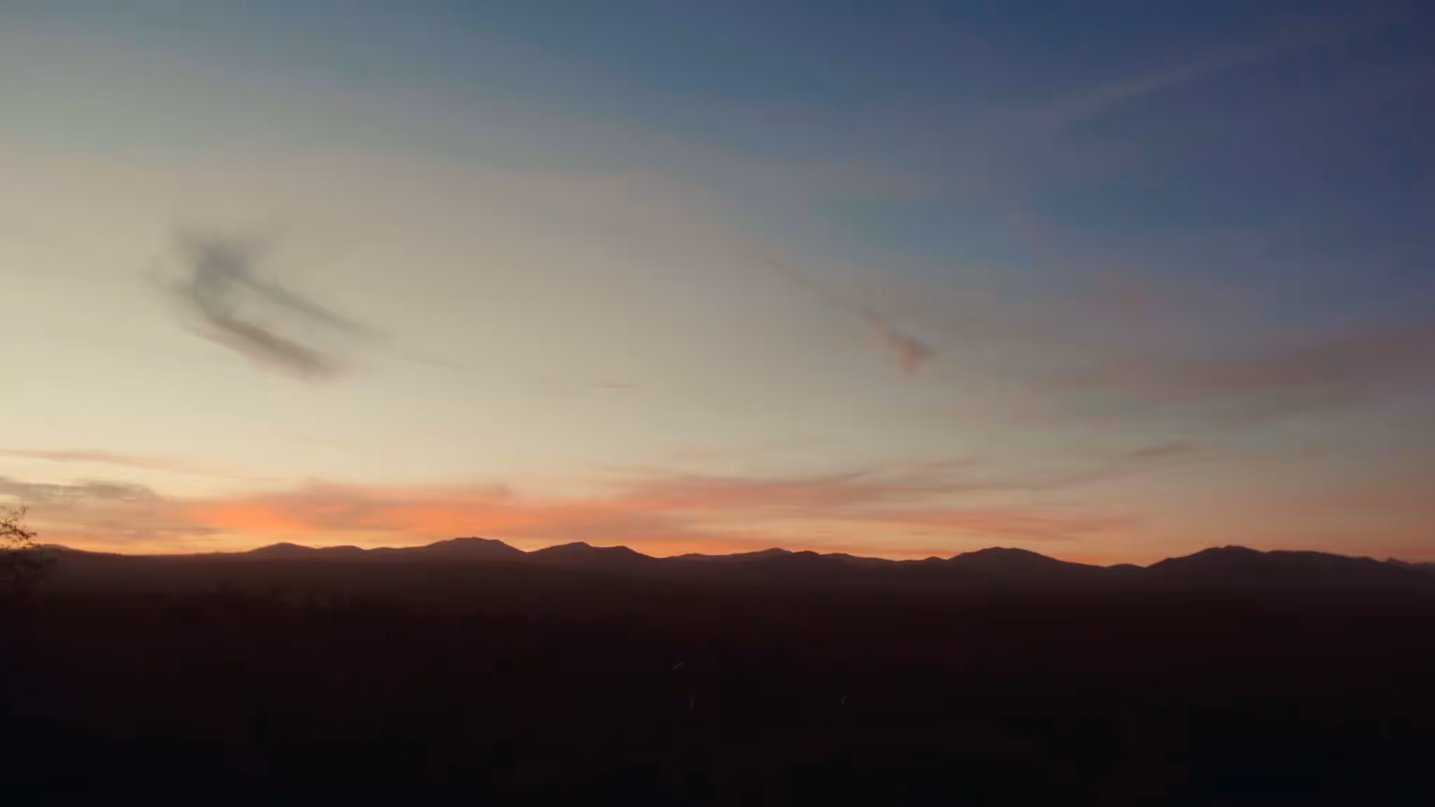 Vista aérea de las piscinas de agua turquesa y el exuberante jardín de palmeras del hotel La Valise Los Cabos.