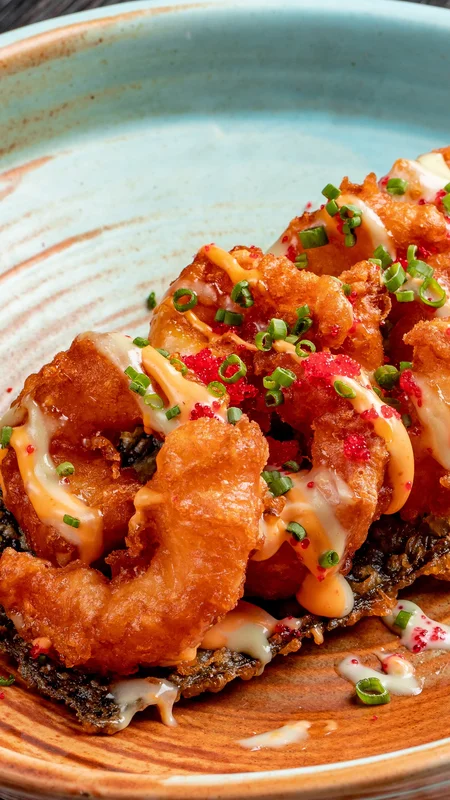 Quemador de incienso tradicional de arcilla que libera humo de copal para un ritual en el hotel La Valise Los Cabos.