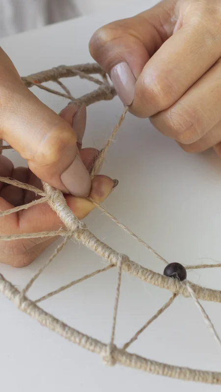 Primer plano de un artista que sostiene una paleta y un pincel durante un taller de pintura creativa en el hotel La Valise Los Cabos.