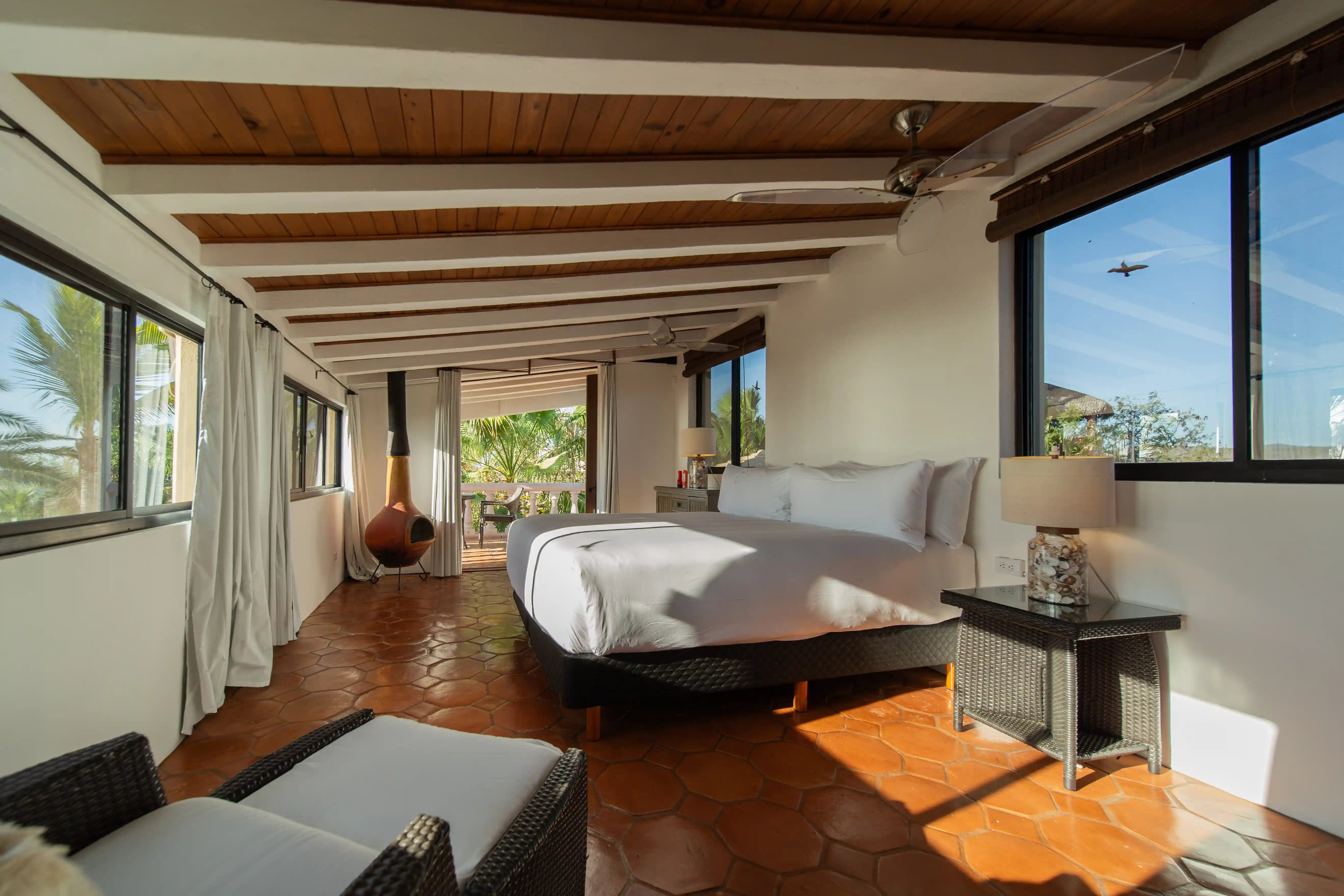 Lujosa suite con cama de dosel y suelos de terracota en el hotel La Valise Los Cabos.