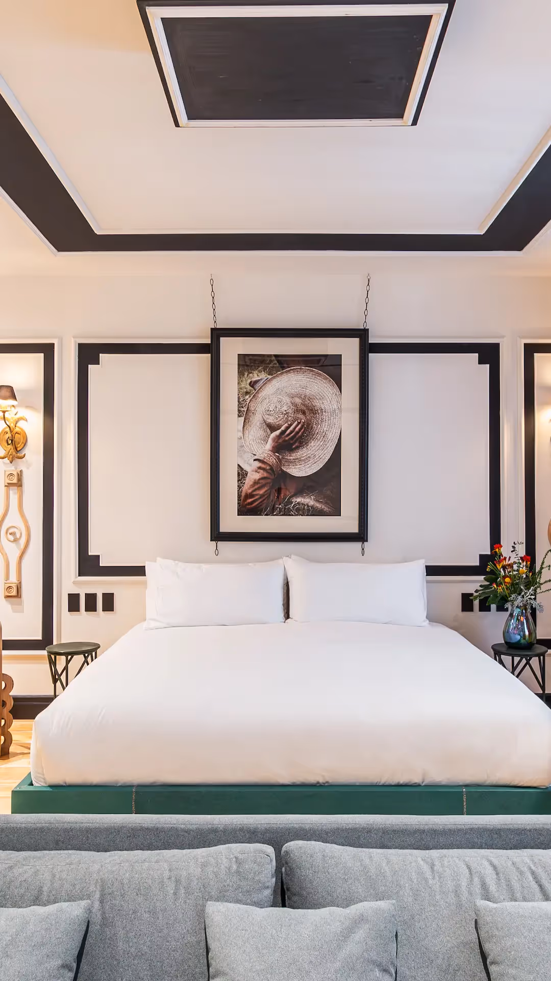 Elegant luxury suite featuring a king-size bed and artistic decor at La Valise Mexico City hotel, a boutique stay in Mexico City.