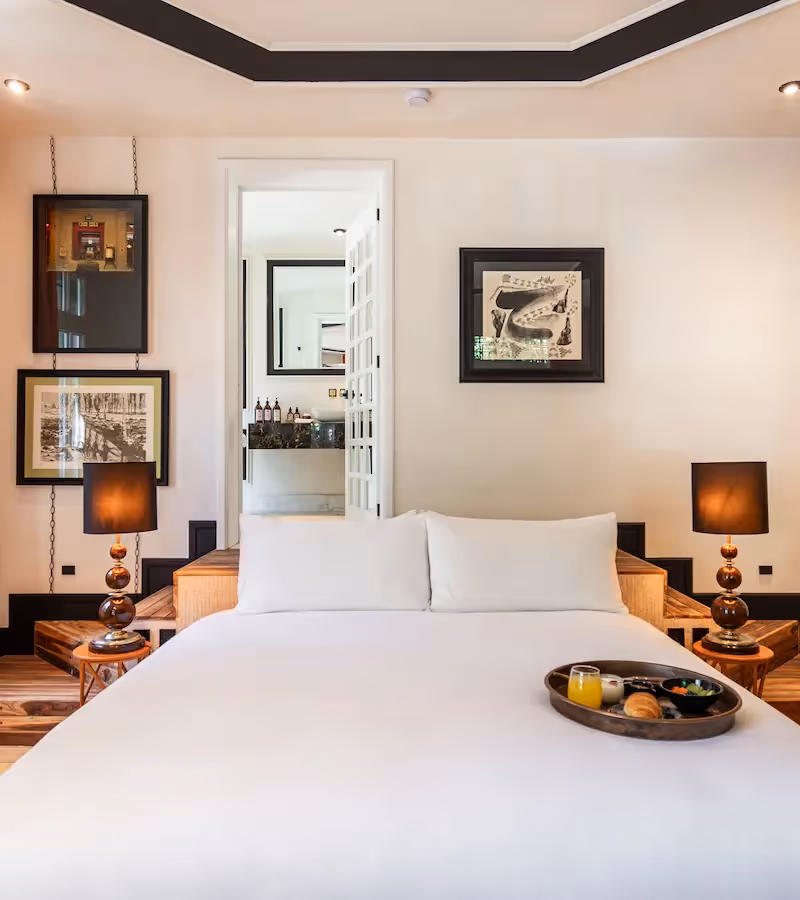 Bright and elegant hotel room at La Valise Mexico City Hotel, featuring a welcome tray and refined design.