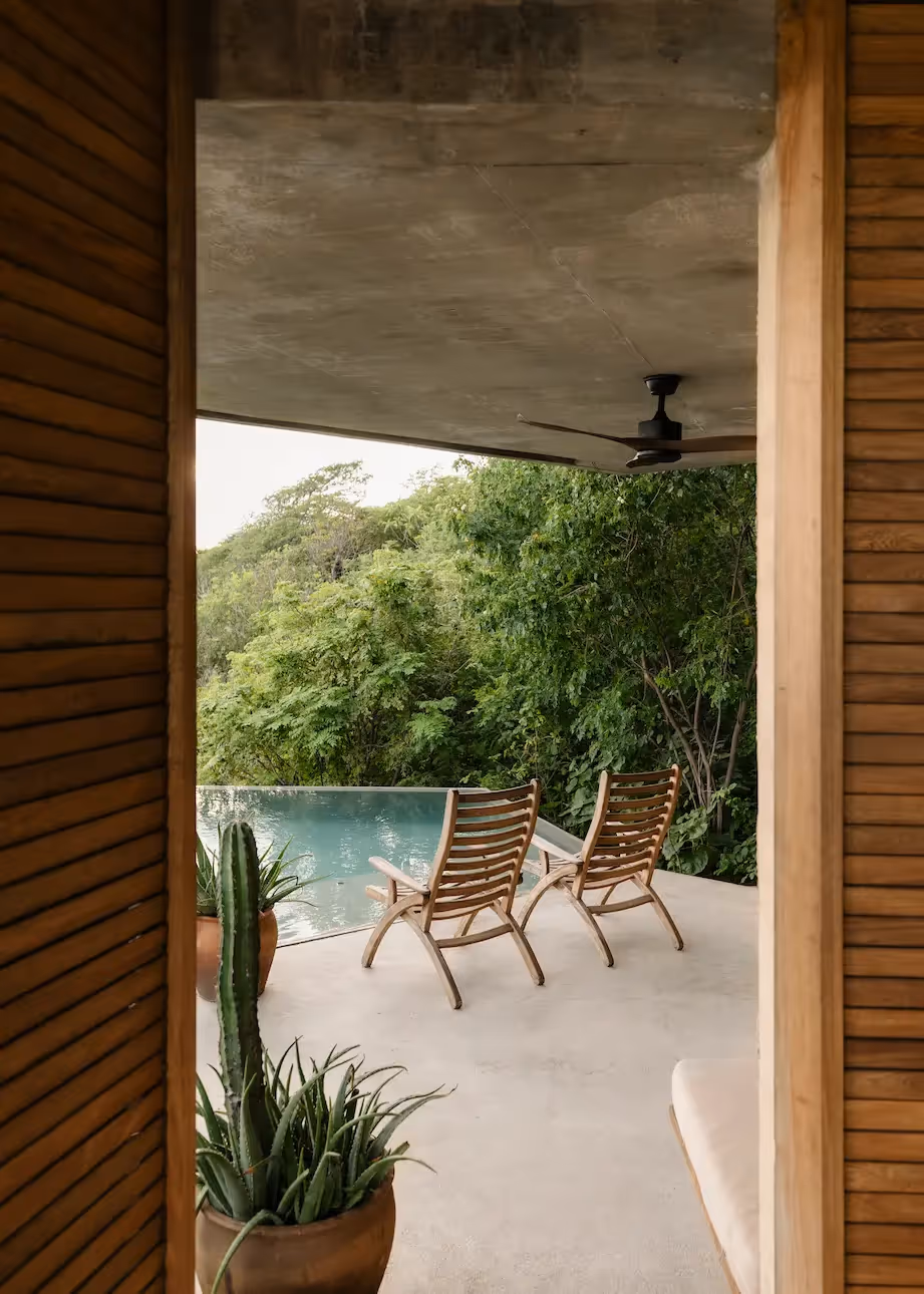 Private terrace with a plunge pool and lounge chairs at La Valise Mazunte Hotel, surrounded by lush tropical greenery.