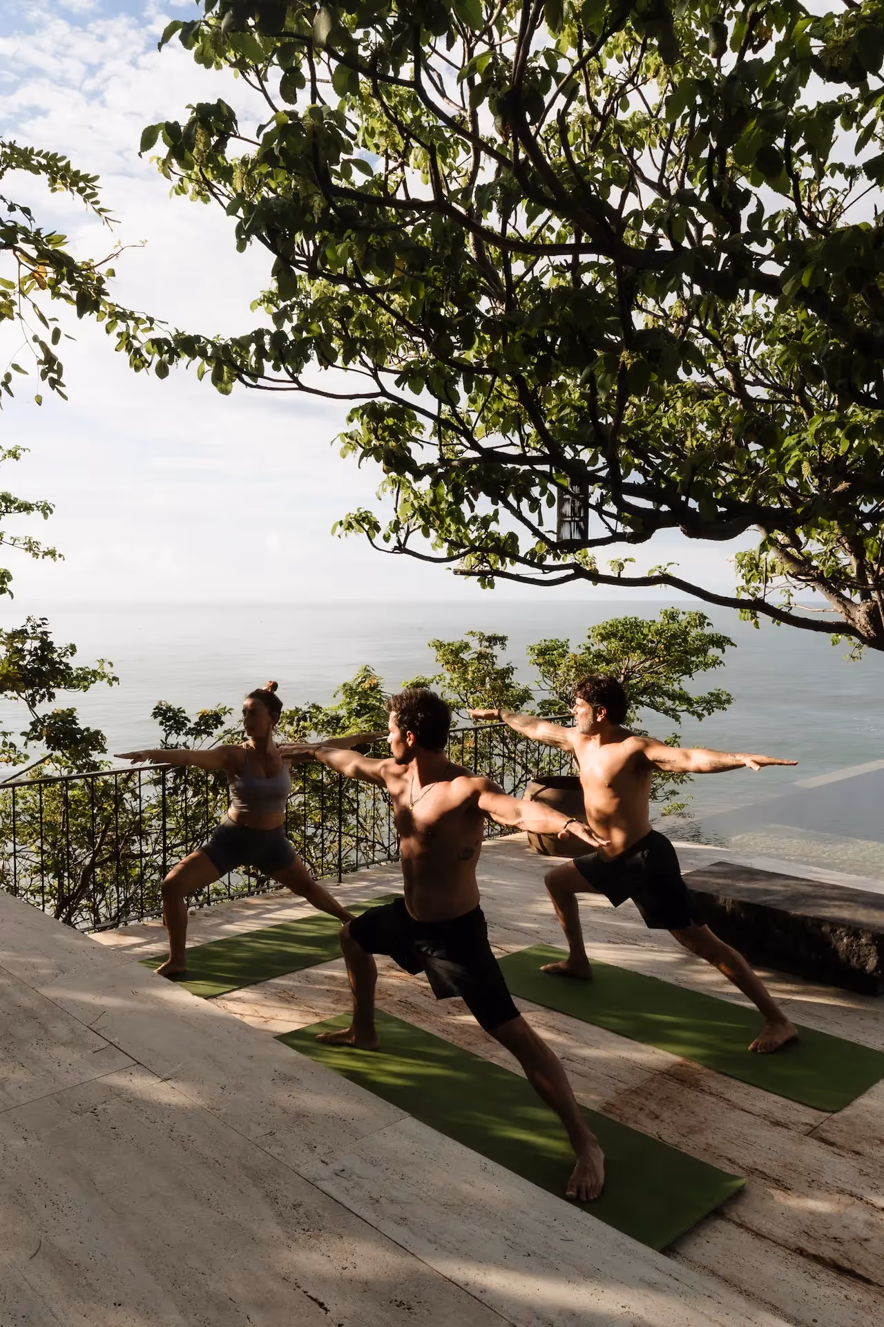 Pareja disfrutando de paseos a caballo en la playa frente al hotel La Valise Mazunte en México.