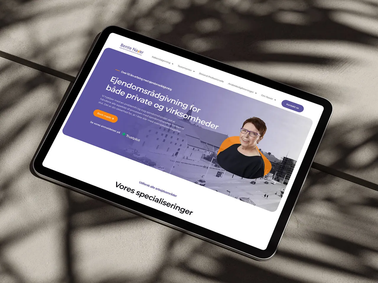 Tablet vist ny hjemmeside for Bente Naver, der tilbyder ejendomsrådgivning