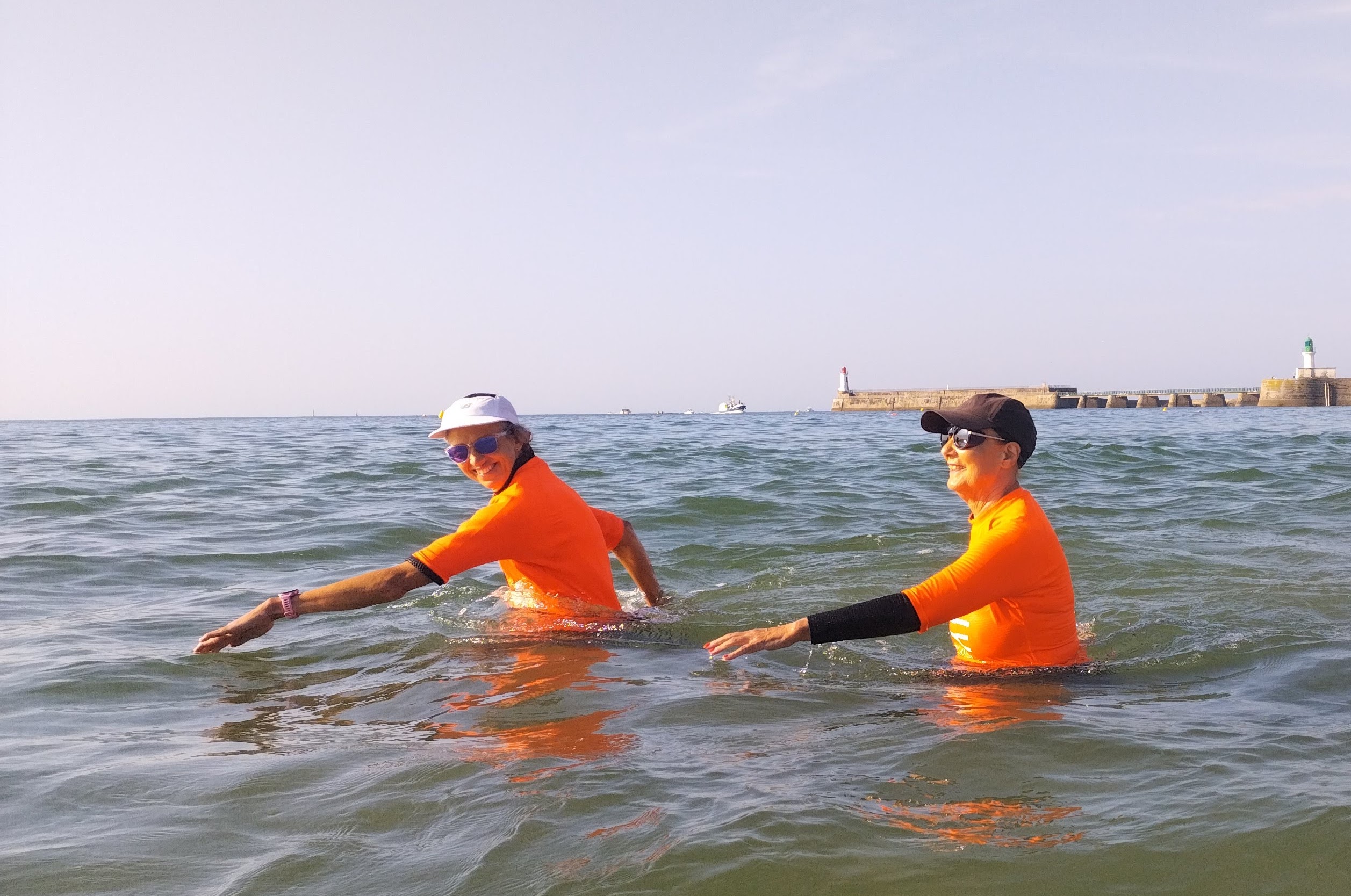 2 femmes en séance de  Longe côte  au Sables d'Olonne supervisé par Anne Laure Caillaud 