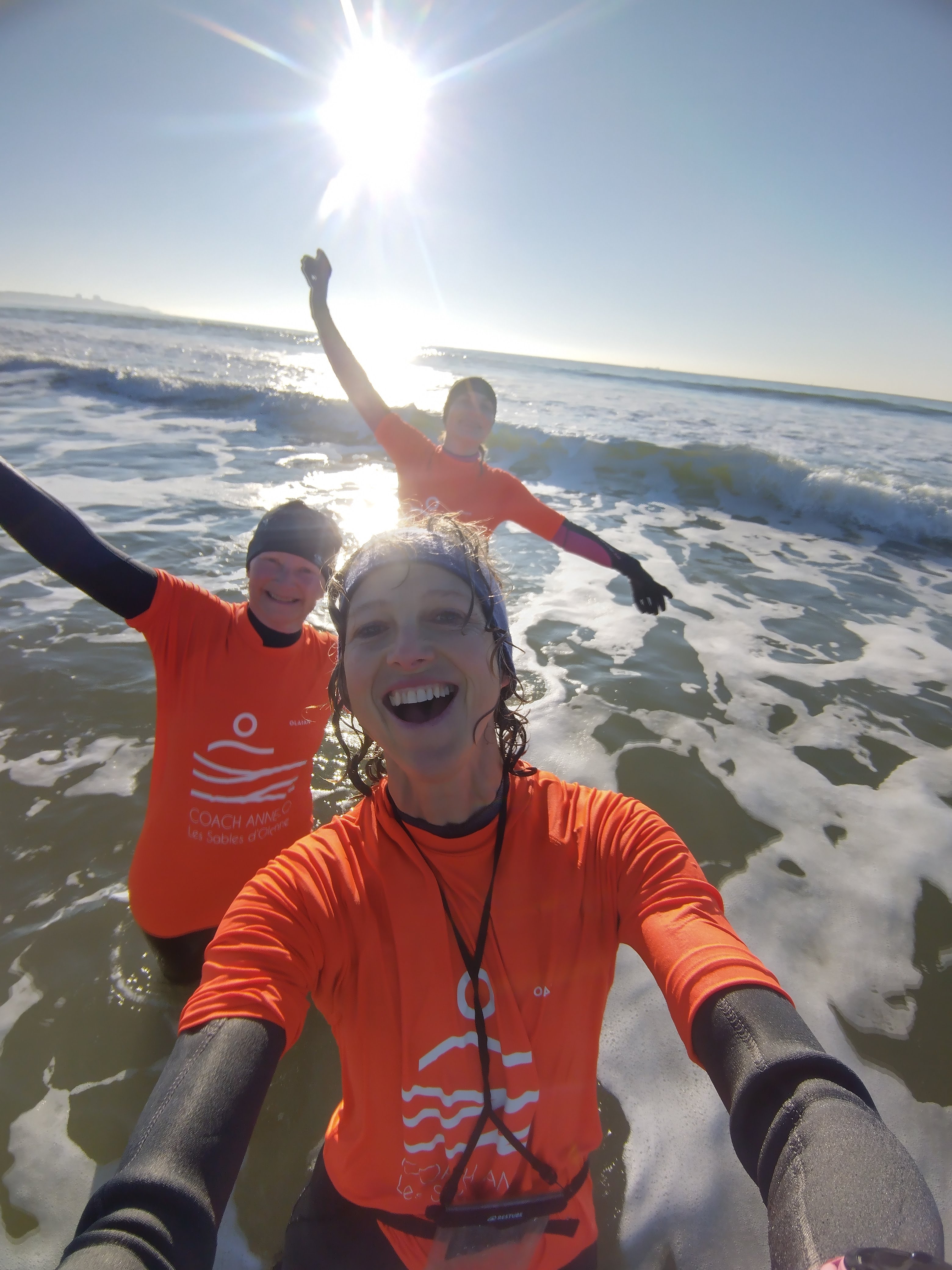 La coach  en selfie avec des membres de son groupe pendant une séance de Longe côte