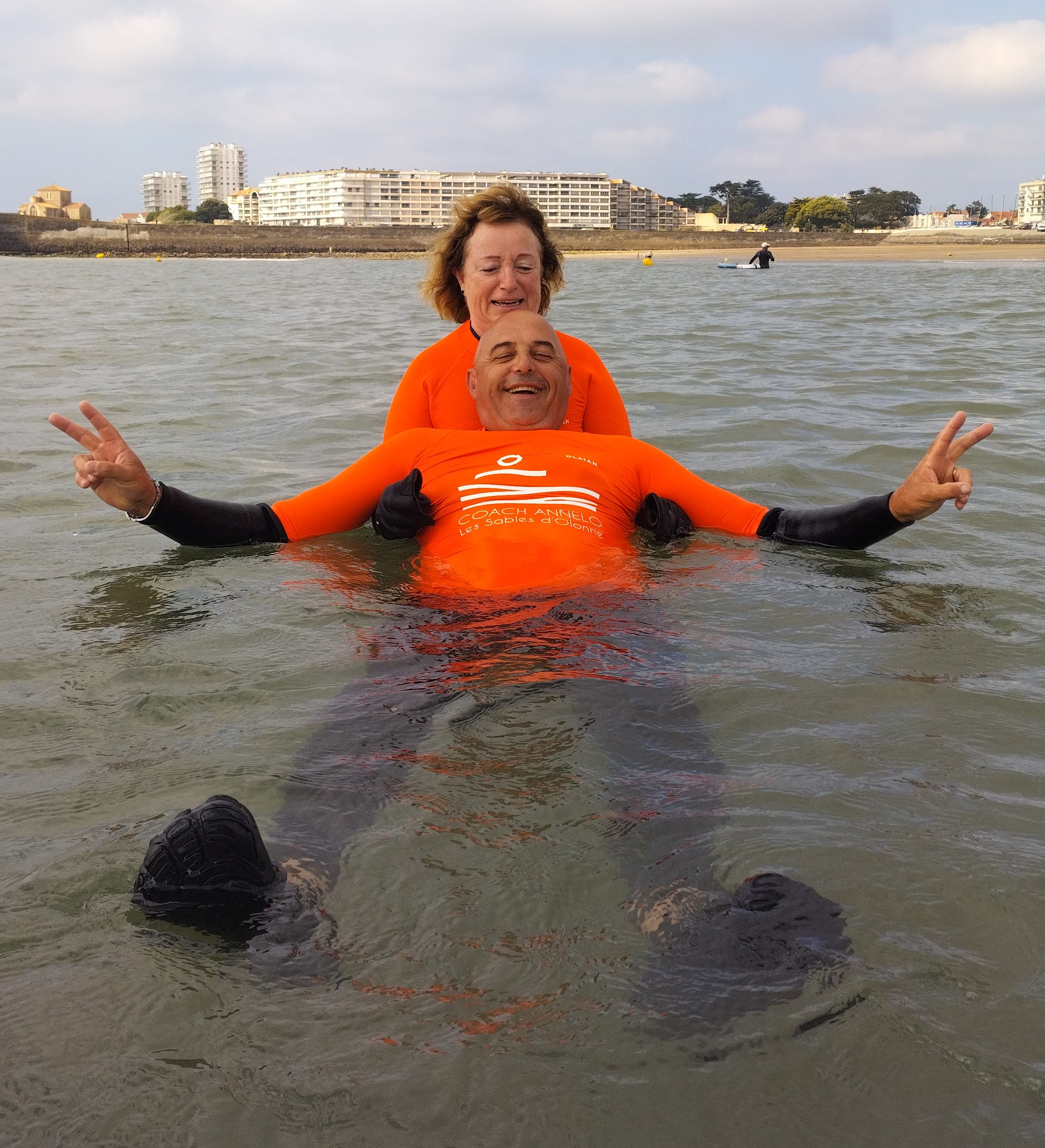 Deux personne heureuses pendant une séance de longe côte au sables D'Olonne
