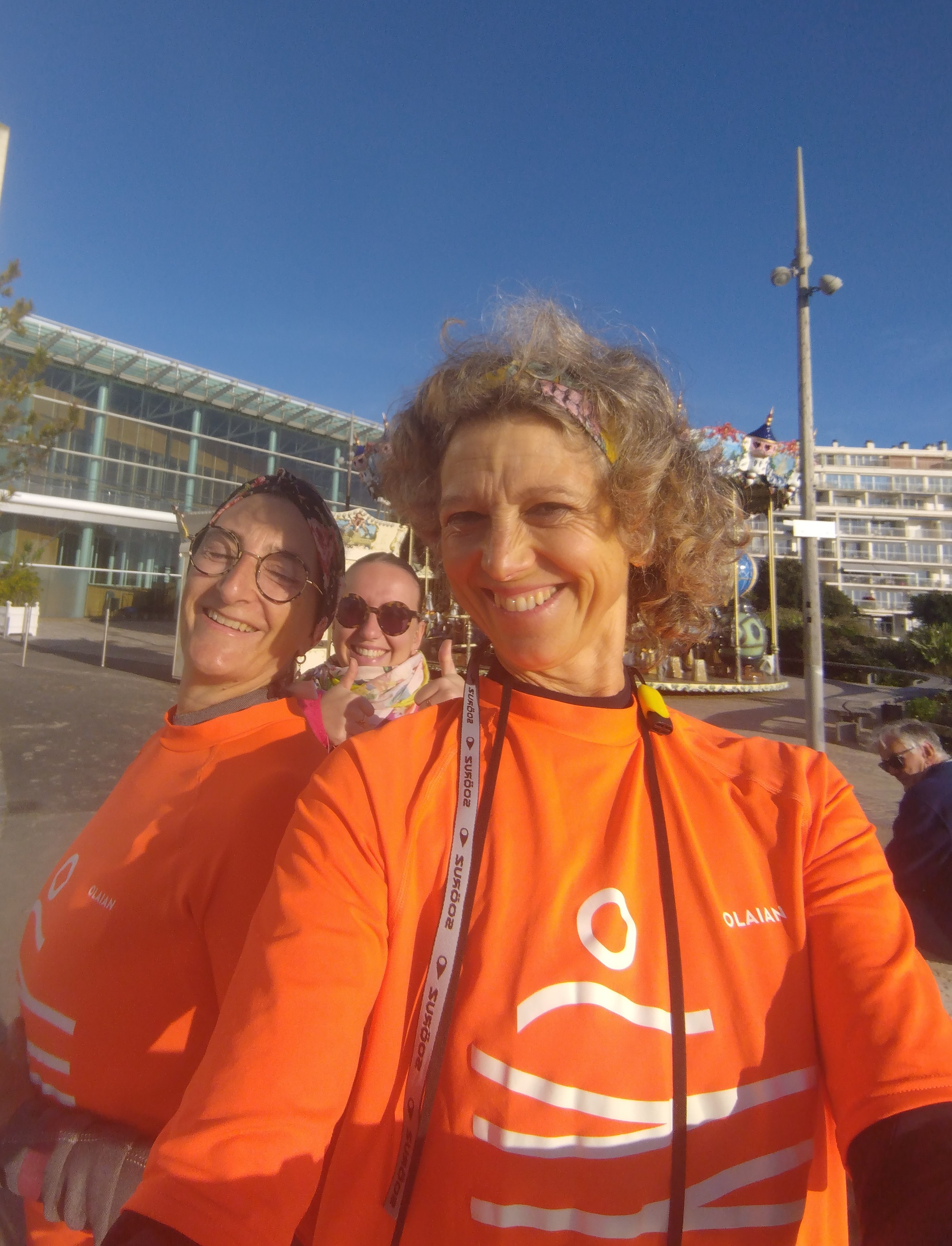 Anne laure caillaud avec son groupe avant une  séance de longe côte