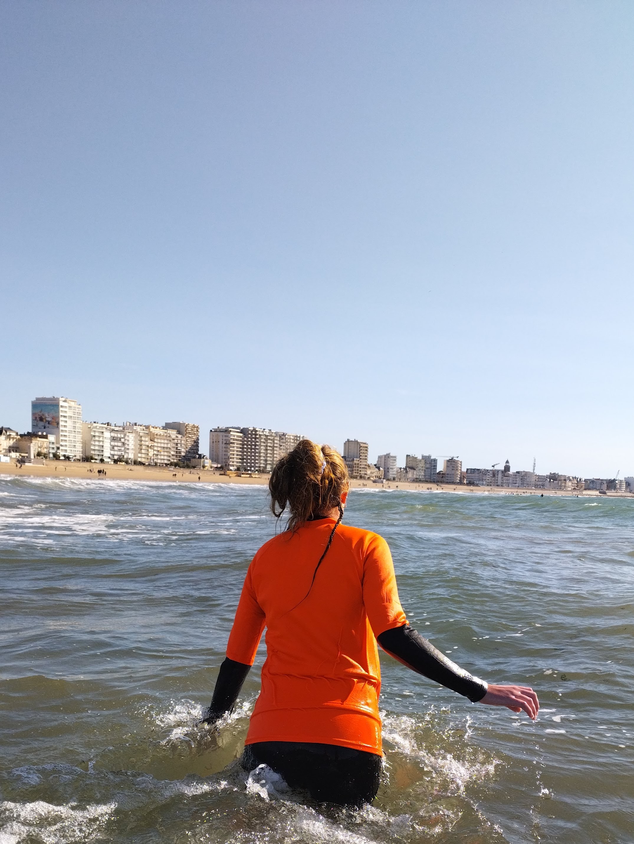 une personne en pleine séance de Longe côte au sables d'olonne