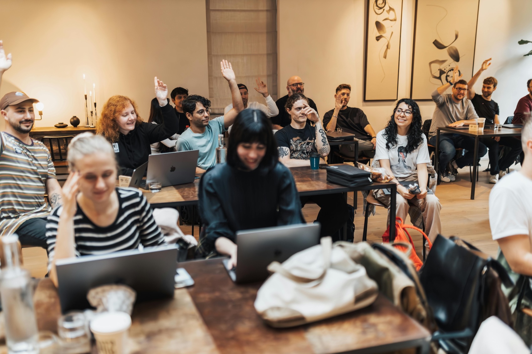 Estudiantes diversos trabajan en computadoras portátiles en un entorno de clase moderna