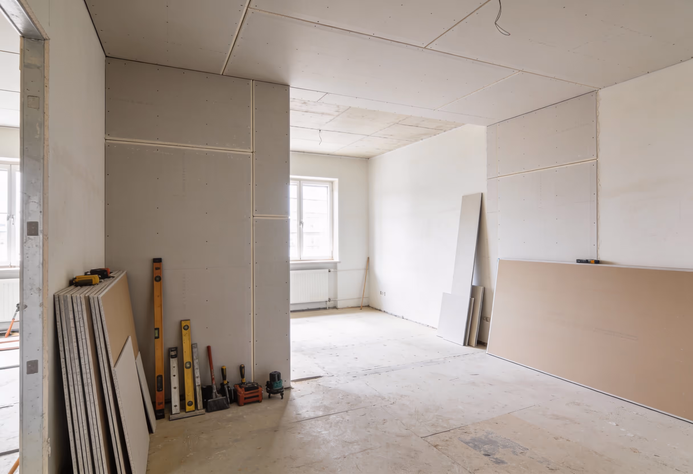 Frisch betoniertes Fundament mit sichtbarer Bewehrung auf einer Wohnbaustelle