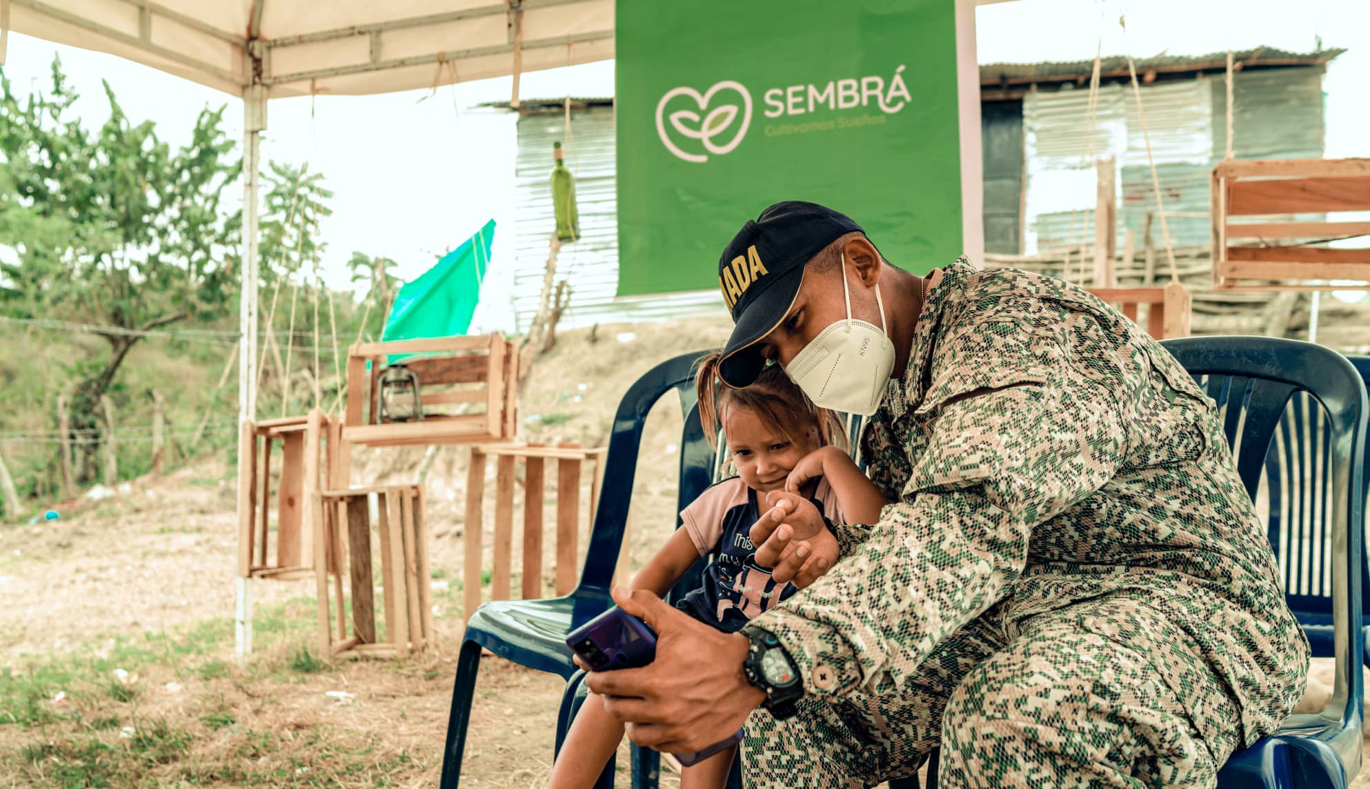 Apoyo social a familia rural durante jornada comunitaria organizada por la fundación Sembrá