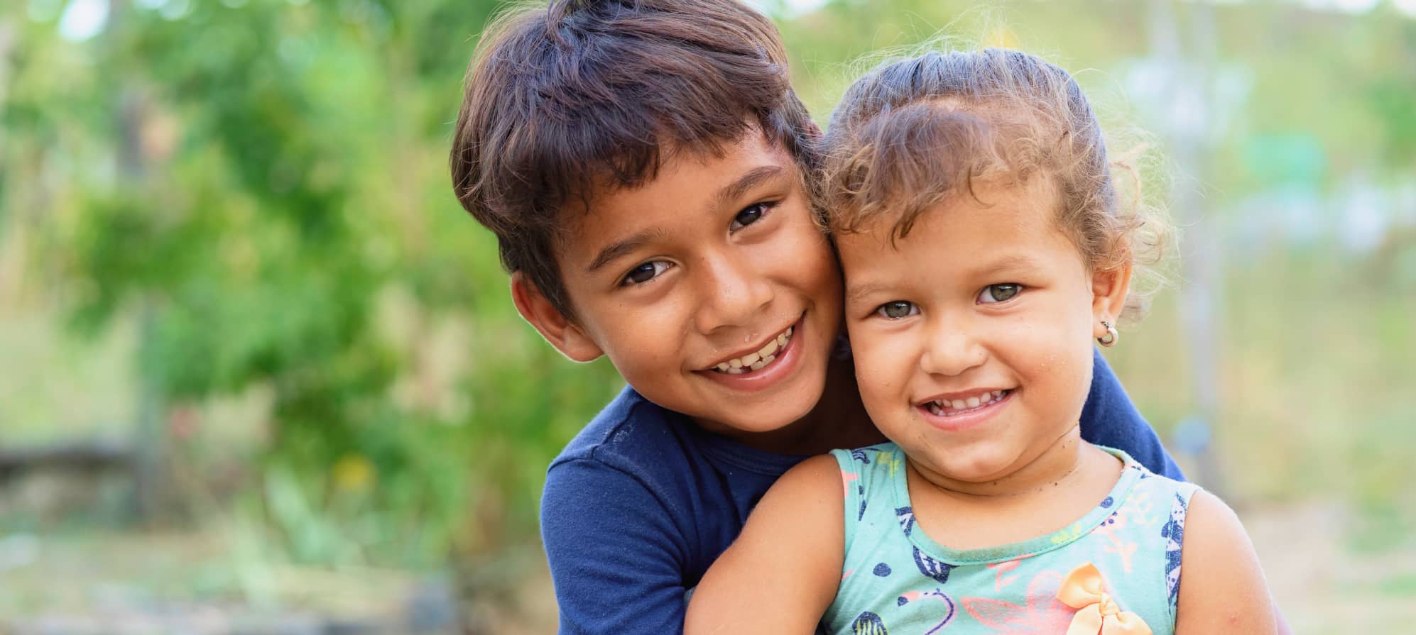 Niños de comunidad rural beneficiada por proyectos sociales y agrícolas de Sembrá