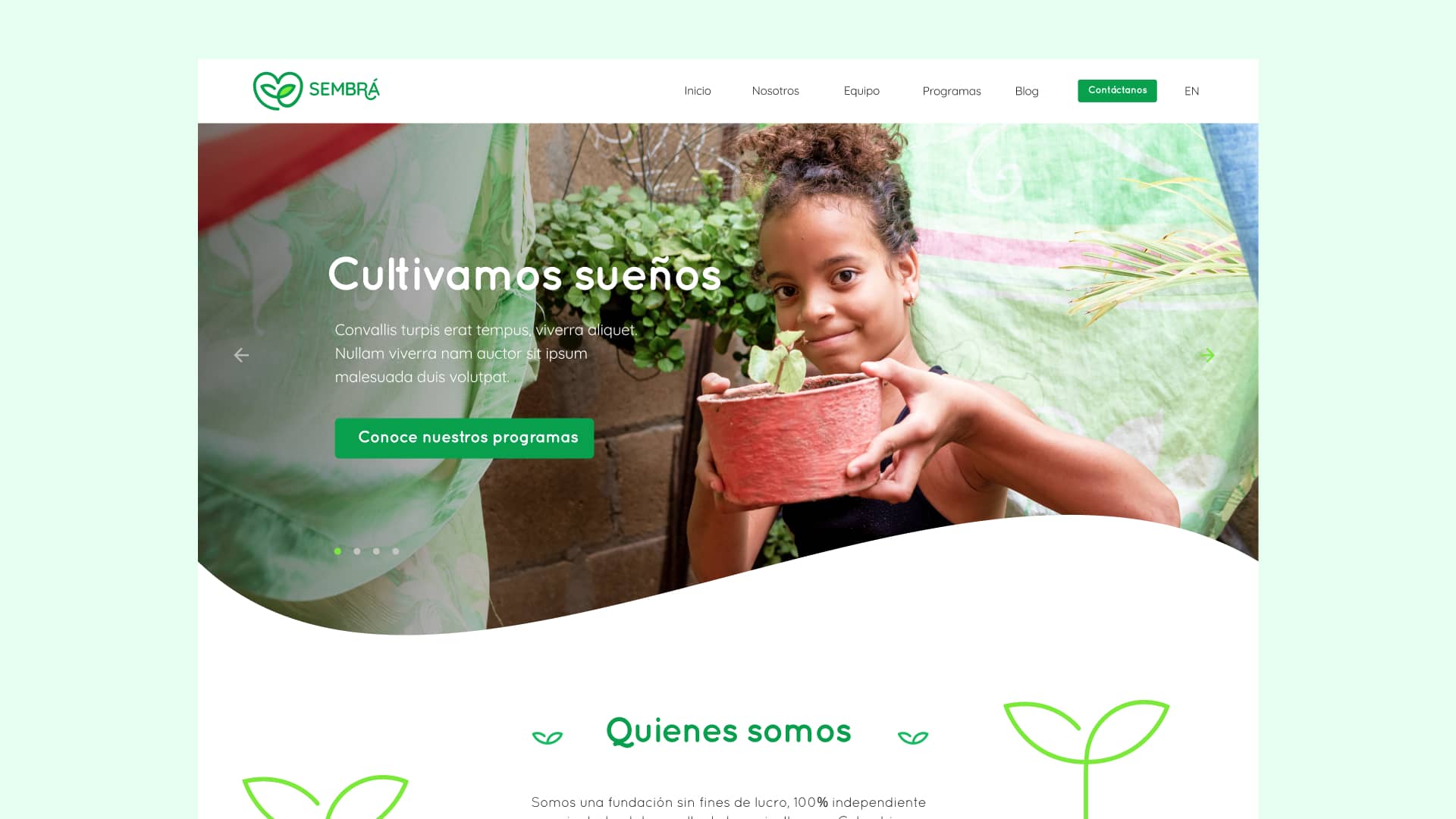 Niña sonriendo sosteniendo una planta en maceta, proyecto social Fundación Sembrá Colombia